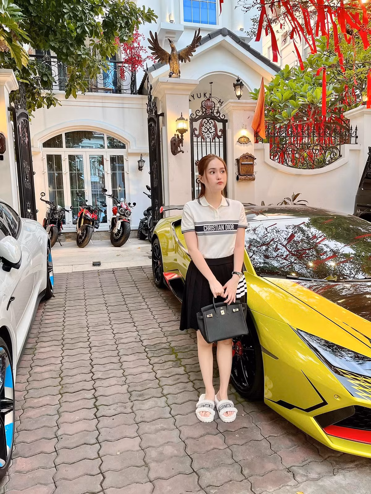 Đính kèm, ông xã Đoàn Di Băng khẳng định clip quay thật 100%: "Anh khẳng định là anh tự quay lén nha. Vợ anh nó ngủ thiệt nha".