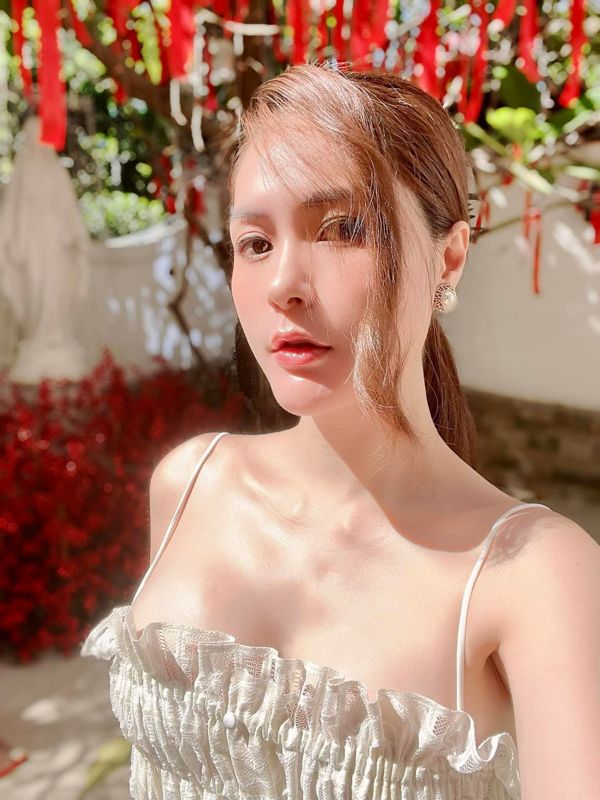 Doanh nhân Nguyễn Quốc Vũ không chỉ nổi tiếng giàu có, mà còn là người cực yêu vợ thương con. Ngoài ra, hôn nhân của cặp vợ chồng nổi tiếng này còn cực mặn mòi khi lâu lâu lại thấy họ lên mạng "bóc phốt thói hư tật xấu" của nhau.