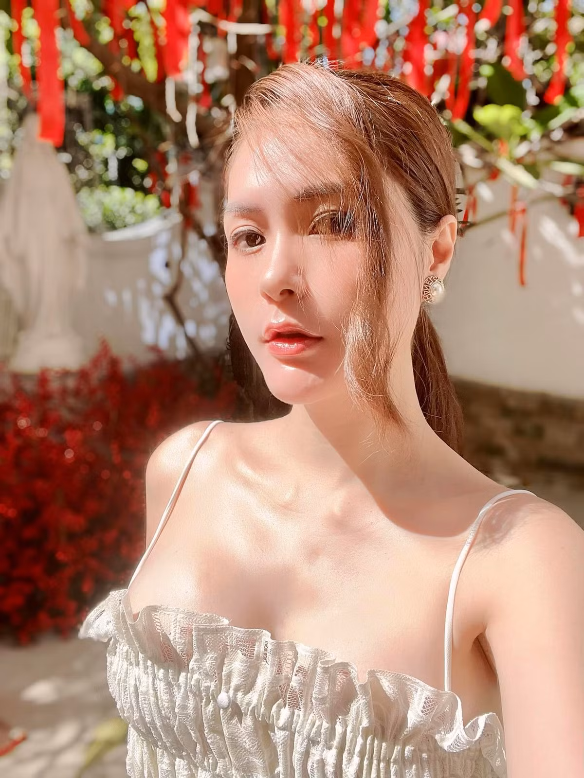 Doanh nhân Nguyễn Quốc Vũ không chỉ nổi tiếng giàu có, mà còn là người cực yêu vợ thương con. Ngoài ra, hôn nhân của cặp vợ chồng nổi tiếng này còn cực mặn mòi khi lâu lâu lại thấy họ lên mạng "bóc phốt thói hư tật xấu" của nhau.