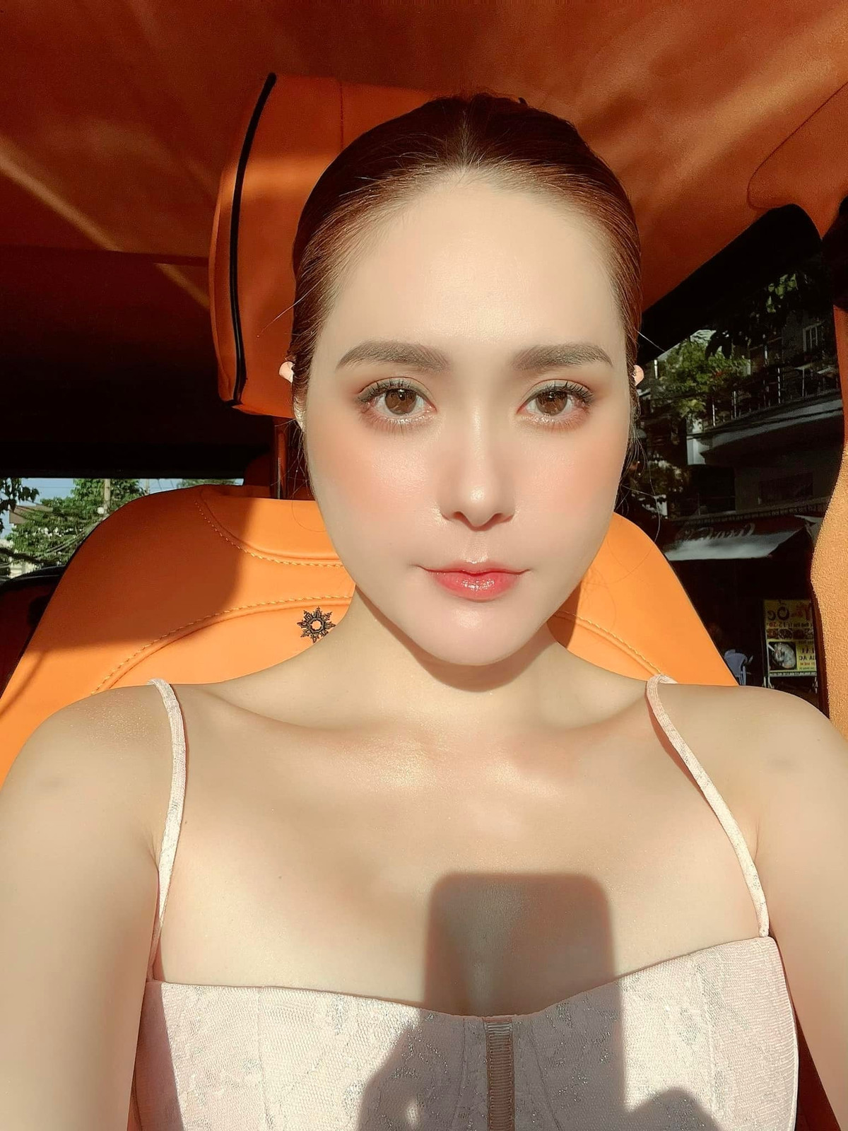 Cư dân mạng thích thú, bày tỏ không nhịn nổi cười với màn "troll" vợ của vị đại gia quận 7.