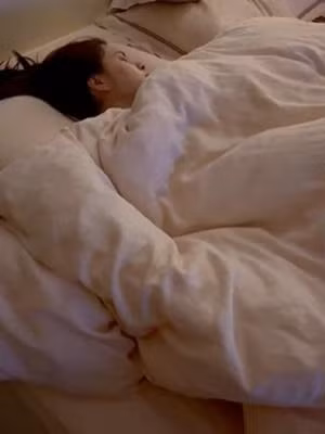 Clip ghi lại cảnh ''giường chiếu'' có 1-0-2 của Đoàn Di Băng. Cụ thể, nữ ca sĩ lúc này đang say giấc nồng trên chiếc giường rộng rãi.