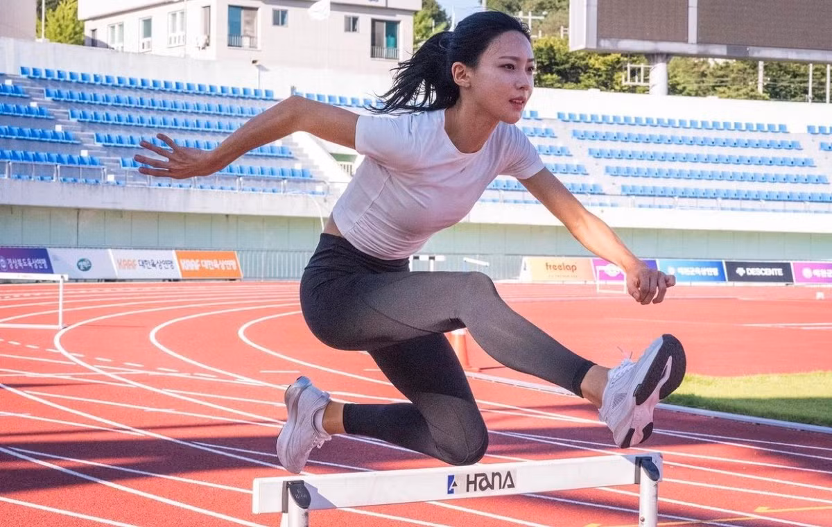 Kim Min Ji được mệnh danh là "hoa khôi điền kinh" vì nhiều lần đứng nhất trong các cuộc thi chạy dành cho học sinh trung học, thanh thiếu niên và sinh viên đại học.