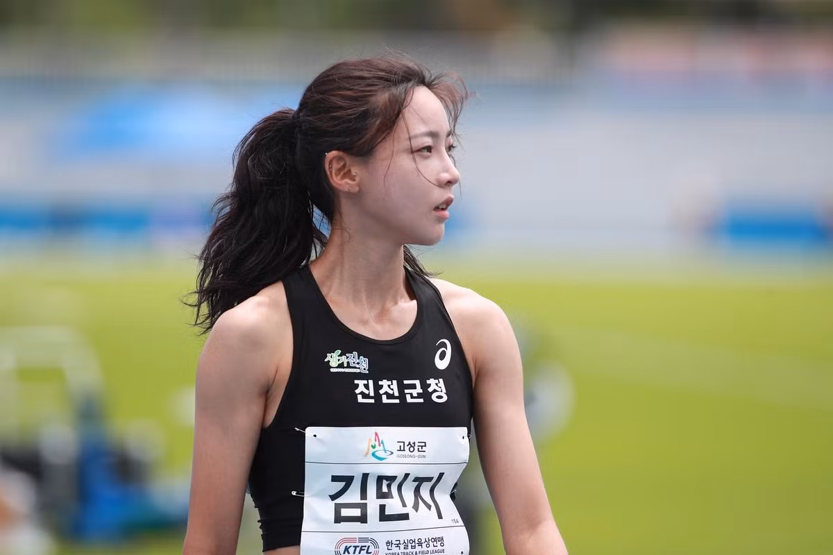 Trong nhóm fmkorea từng đăng tải bài viết về Min Ji và giới thiệu cô là "nữ VĐV điền kinh đẹp nhất Hàn Quốc" thu hút 30.000 lượt chia sẻ.