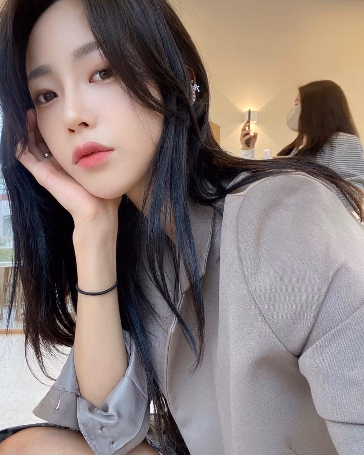 "Do tập luyện nặng nên tôi luôn bổ sung đủ lượng calo bị đốt cháy, khoảng 1.500 đến 2.000 calo một ngày, bao gồm 55% đến 60% cacbon hydrat, không quá 30% chất béo và 10% chất đạm. Ngoài ra, tôi còn phải bổ sung thêm 50 loại vitamin và khoáng chất khác nhau có trong thịt nạc, ngũ cốc, trái cây và rau quả", Min Ji tiết lộ.