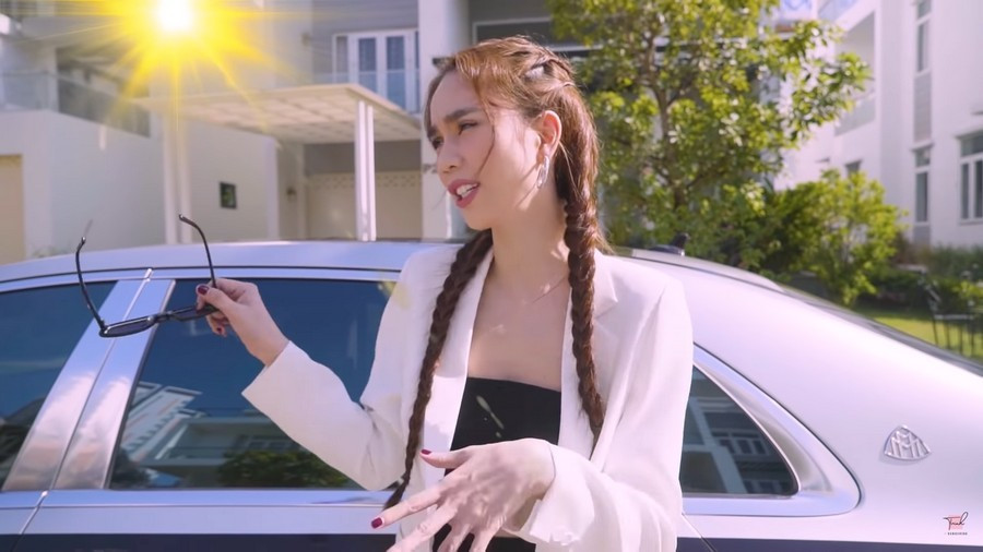 Trong thời điểm dịch bệnh, Ngọc Trinh không thể đi du lịch như mọi năm. Do vậy, chân dài Trà Vinh nghĩ ra nhiều ý tưởng "sống ảo" độc đáo trong ngôi nhà 50 tỷ của mình.