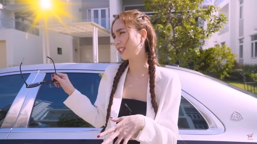 Trong thời điểm dịch bệnh, Ngọc Trinh không thể đi du lịch như mọi năm. Do vậy, chân dài Trà Vinh nghĩ ra nhiều ý tưởng "sống ảo" độc đáo trong ngôi nhà 50 tỷ của mình.