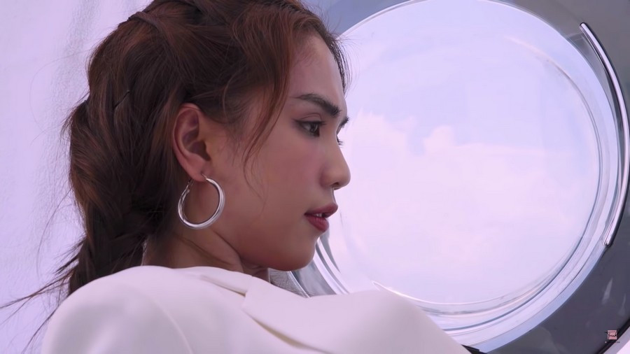 Trong đó, nữ hoàng nội y nổi tiếng biến cánh máy giặt thành cửa máy bay sang chảnh.