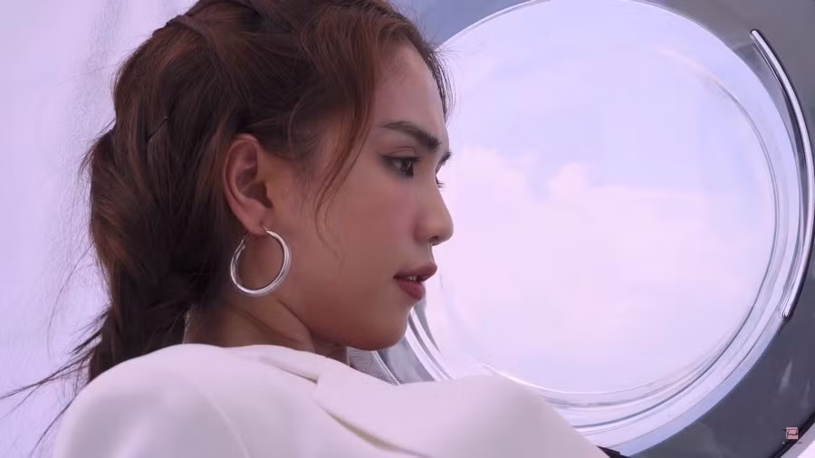 Trong đó, nữ hoàng nội y nổi tiếng biến cánh máy giặt thành cửa máy bay sang chảnh.