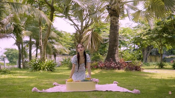 Chưa dừng lại ở đó, Ngọc Trinh cũng biến chiếc sân vườn trong ngôi nhà 50 tỷ của mình thành điểm picnic cực đẹp.