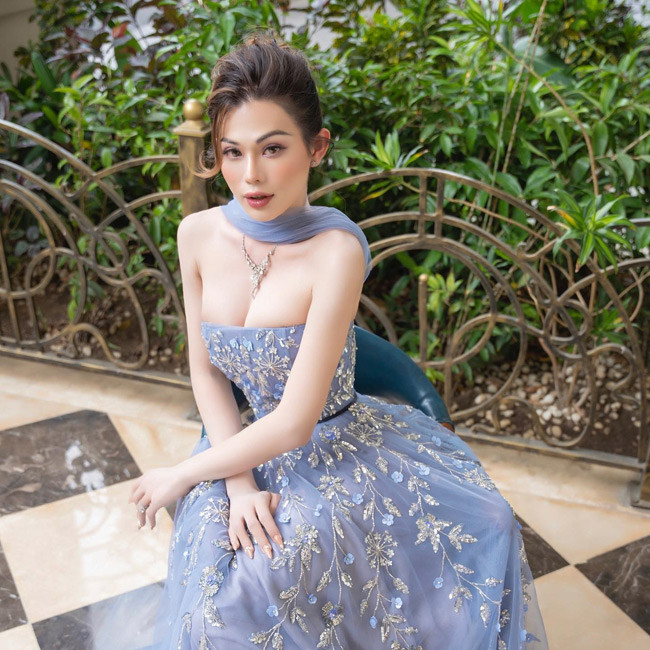 Khiết Anh sở hữu gương mặt đẹp với những đường nét rất Tây: sống mũi thẳng tắp, bờ môi gợi cảm và đôi mắt hút hồn.