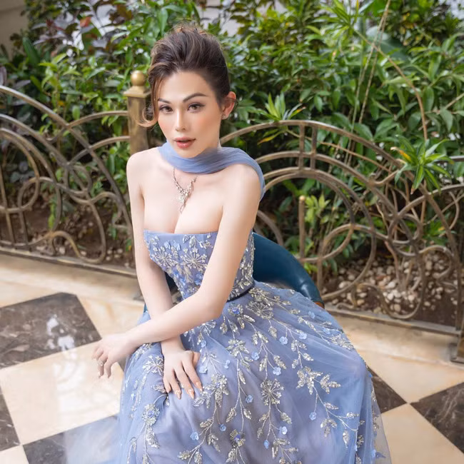 Khiết Anh sở hữu gương mặt đẹp với những đường nét rất Tây: sống mũi thẳng tắp, bờ môi gợi cảm và đôi mắt hút hồn.