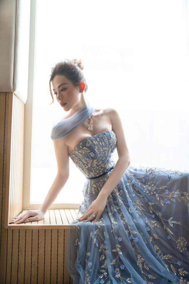 Khiết Anh cao 1m72, vóc dáng thon gọn với số đo ba vòng chuẩn: 94-60-96(cm).