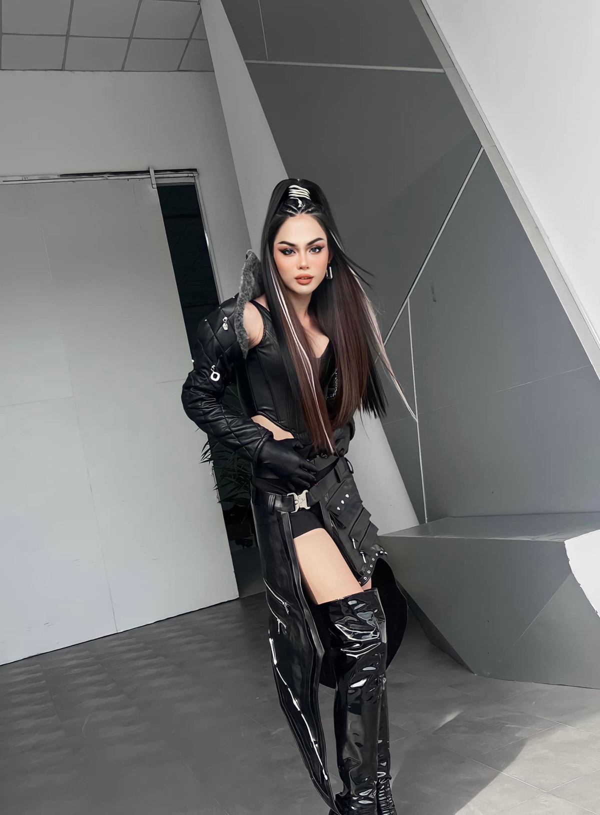 Khiết Anh sống cuộc đời rực rỡ, cháy hết mình với đam mê.