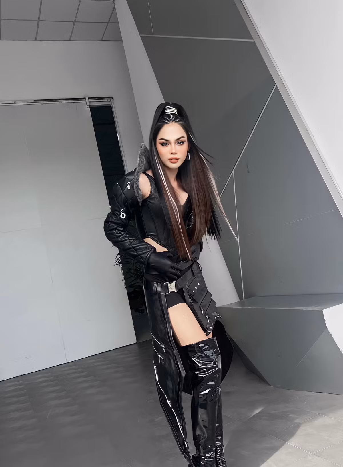 Khiết Anh sống cuộc đời rực rỡ, cháy hết mình với đam mê.