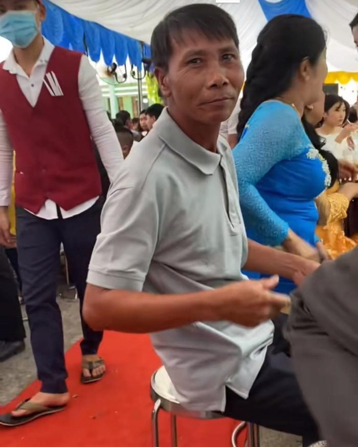 Trước đó mạng xã hội cũng đã từng “tan chảy” vì hình ảnh đáng yêu của một ông bố bóc vỏ tôm cho con gái yêu khi đi ăn cưới.