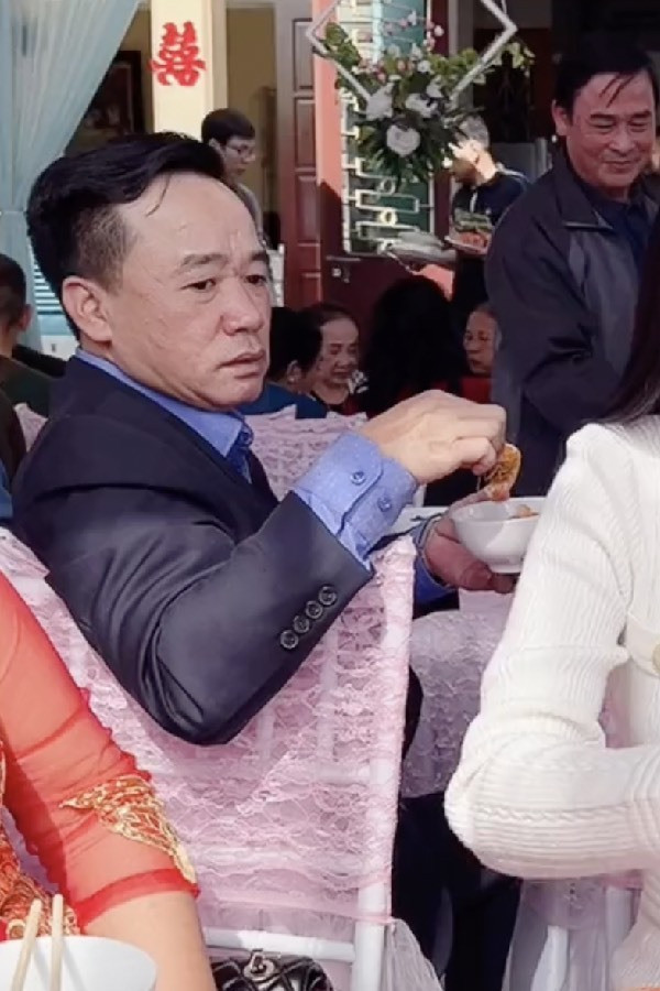 Mới đây, trên mạng xã hội, một tài khoản TikTok đã chia sẻ lại khoảnh khắc vô cùng đáng yêu của bố và con gái, khi ông tận tình bóc vỏ tôm và cẩn thận đút cho con ăn.