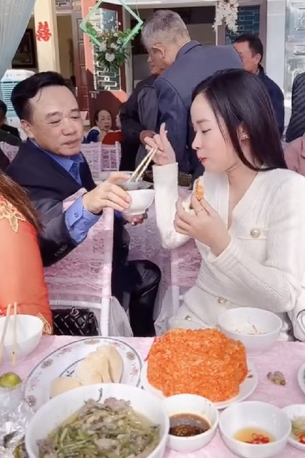 Giữa buổi tiệc đông người, bố vẫn để ý lột vỏ tôm cho con ăn thực sự đã thể hiện tình yêu thương vô bờ bến mà ông dành cho con. Không chỉ vậy, người bố thấy tay con gái không sạch còn ân cần đút cả cho con ăn.