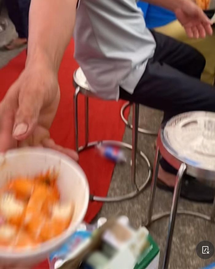 Và chỉ một lúc sau ông đưa lại cho con gái một chiếc bát đầy những con tôm đã được lột sạch sẽ vỏ.