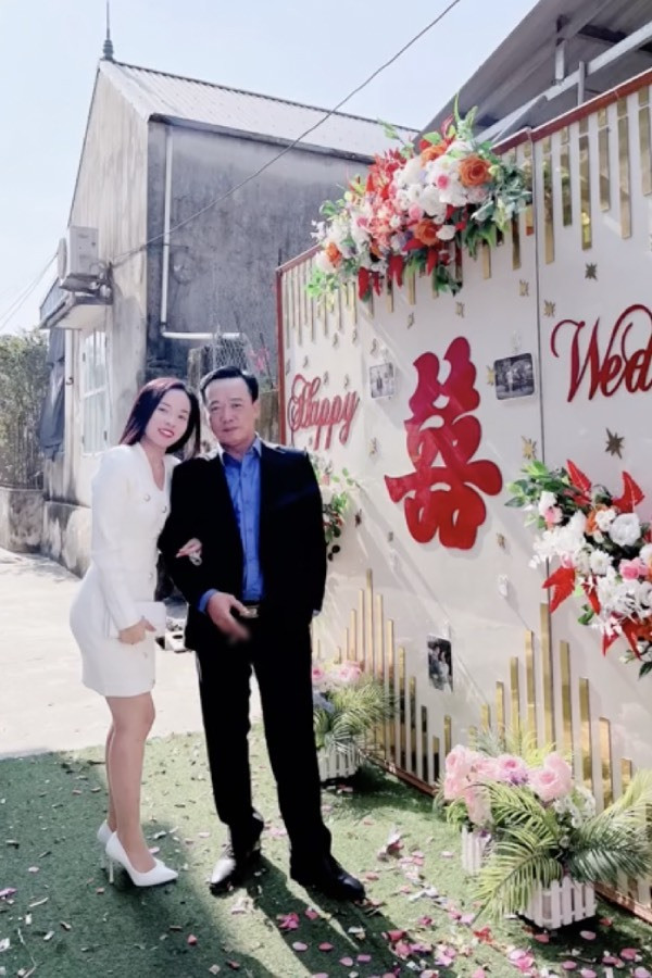 Từng cử chỉ, từng ánh mắt yêu thương đủ để biết bố cưng chiều cô công chúa này như thế nào. Con cái dù đã lớn, đã đi làm, tự lo được cho bản thân, thế nhưng trong mắt các bậc phụ huynh lúc nào chúng cũng là những đứa con nít, vẫn còn vụng về, thiếu sót.