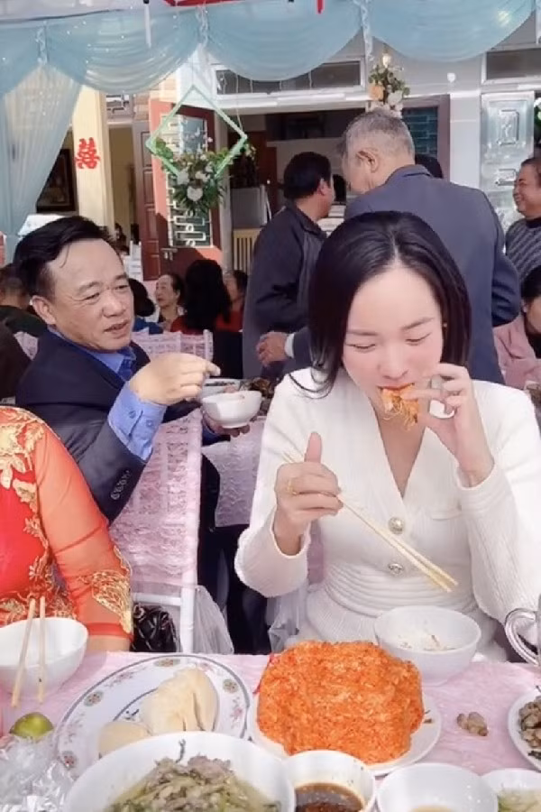 Cụ thể, cô con gái đã đăng tải dòng trạng thái: “Ở cạnh người đàn ông yêu bạn vô điều kiện thì trong mắt họ bạn là một đứa trẻ không bao giờ lớn”.