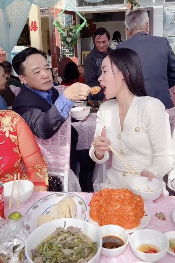 Cụ thể, theo đoạn clip, hai bố con cùng đi ăn đám cưới, khi buổi tiệc diễn ra dù có ngồi khác bàn ăn nhưng người bố vẫn quan tâm, bóc tôm cho gái yêu nhà mình ăn.