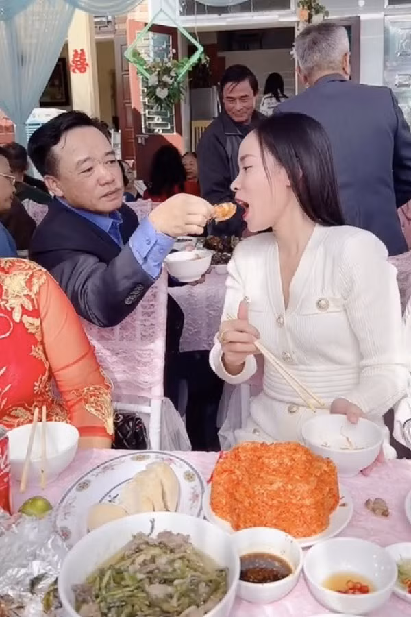 Cụ thể, theo đoạn clip, hai bố con cùng đi ăn đám cưới, khi buổi tiệc diễn ra dù có ngồi khác bàn ăn nhưng người bố vẫn quan tâm, bóc tôm cho gái yêu nhà mình ăn.
