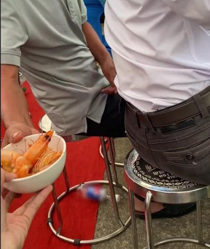 Theo tài khoản TikTok H. chia sẻ, dù đang hăng say nói chuyện với các chú bác trong bàn tiệc nhưng nghe con gái nhờ bóc vỏ tôm, bố không hề chần chừ mà đưa tay ra nhận tôm nguyên vỏ.