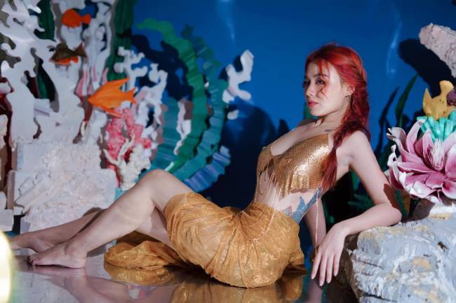 Để khoe những mảng da được xăm hình, Linh Miu ưu tiên chọn những thiết kế kiệm vải, cut out ngay điểm cơ thể vẩy mực để hình xăm lộ diện nửa kín nửa hở.