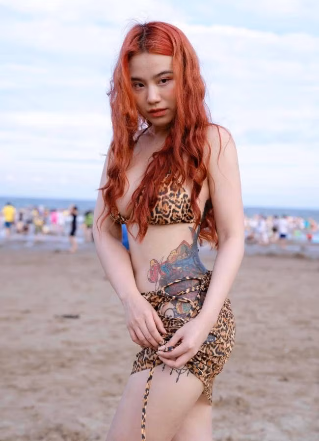 Mỗi lần mặc đồ bơi 2 mảnh, hình xăm của Linh Miu được lộ diện tới 80%.