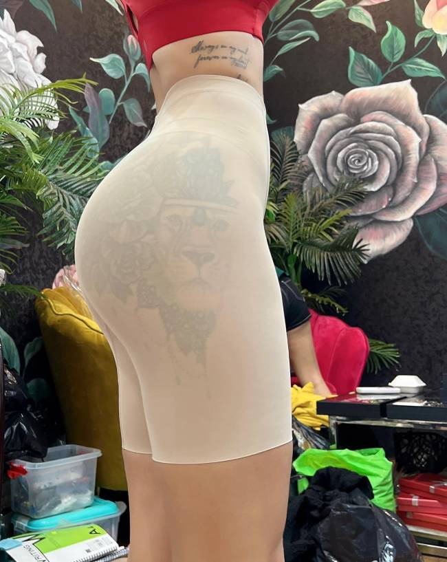 Dù mặc quần bảo hộ, hình xăm của cô vẫn ẩn hiện mờ ảo, hút bao ánh nhìn.