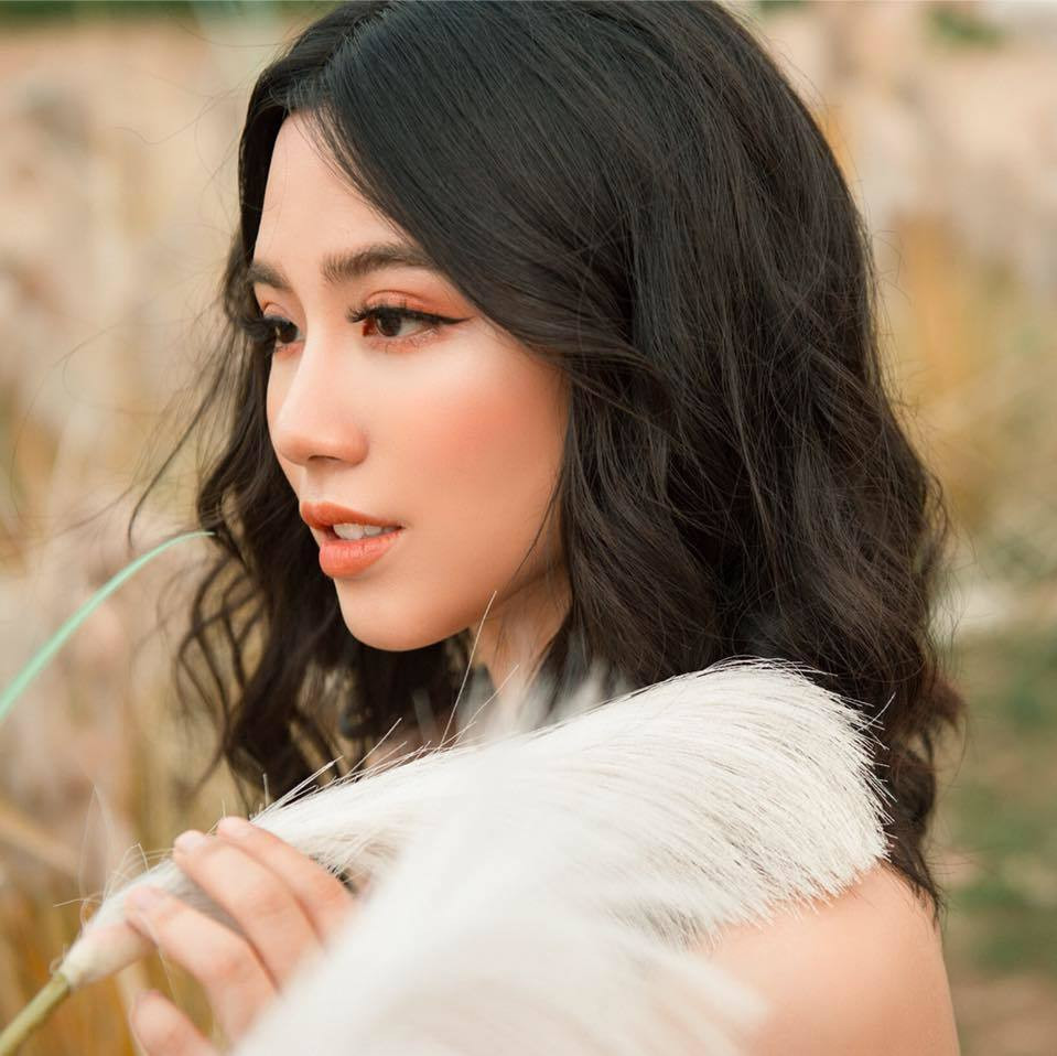 Linh Miu có hình xăm sau lưng, ở vòng eo và đùi, trên cổ... mỗi hình xăm đều có ý nghĩa riêng với gái xinh sinh năm 1993 này.