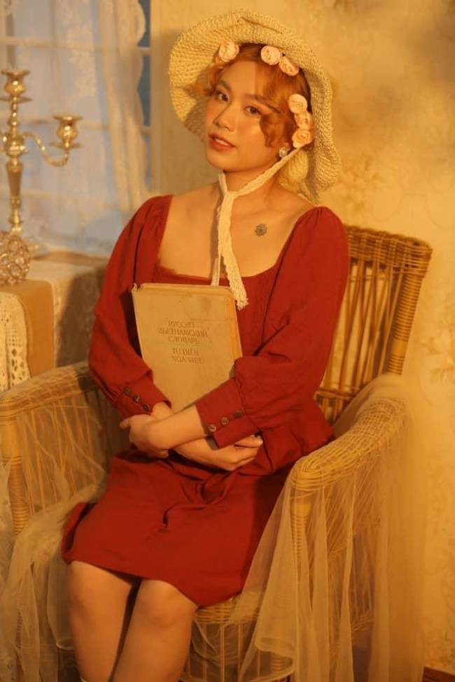 Trước đó, Linh Miu thực hiện nhiều bộ hình thời trang để lộ hình xăm trên làn da trắng.