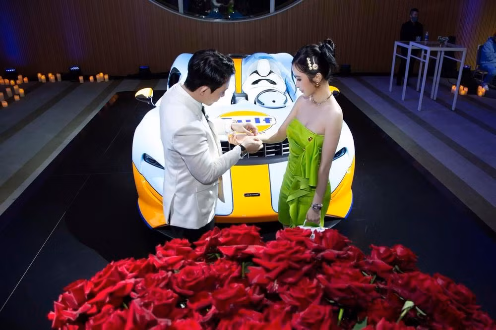 Dù chưa biết thực hư chuyện mua chiếc xe này của Minh Nhựa ra sao nhưng màn kỉ niệm 9 năm bên nhau của vị đại gia này với vợ hai quả khiến nhiều người bất ngờ.