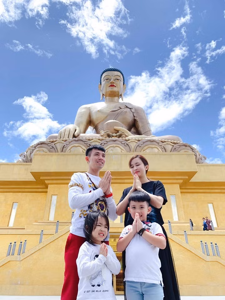 Không chỉ đăng ảnh, đại gia Minh Nhựa còn viết những dòng khá mặn nồng, đầy cảm xúc với vợ: "Những lời nói, những nụ cười, những giọt nước mắt nhiều không thể đếm được trong suốt thời gian qua. Nhưng có điều chắc chắn vợ chồng mình cảm nhận được, đó là tình yêu chúng ta dành cho nhau…