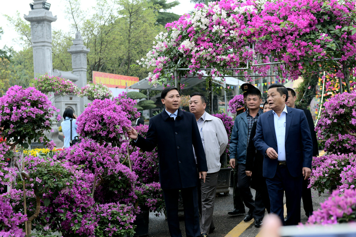 "Qua các lớp tập huấn chuyển đổi khoa học kỹ thuật với các hộ trồng hoa, phòng Kinh tế là cơ quan tham mưu đã phối hợp cùng các phòng ban, cơ quan chức năng tuyên truyền, vận động, hướng dẫn các hộ trong việc ứng dụng khoa học kỹ thuật trong việc chăm sóc cũng như đẩy mạnh chuỗi cung ứng cho thị trường" - Ông Phan cho biết thêm.