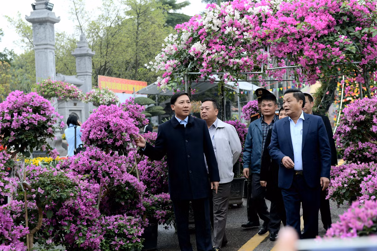"Qua các lớp tập huấn chuyển đổi khoa học kỹ thuật với các hộ trồng hoa, phòng Kinh tế là cơ quan tham mưu đã phối hợp cùng các phòng ban, cơ quan chức năng tuyên truyền, vận động, hướng dẫn các hộ trong việc ứng dụng khoa học kỹ thuật trong việc chăm sóc cũng như đẩy mạnh chuỗi cung ứng cho thị trường" - Ông Phan cho biết thêm.