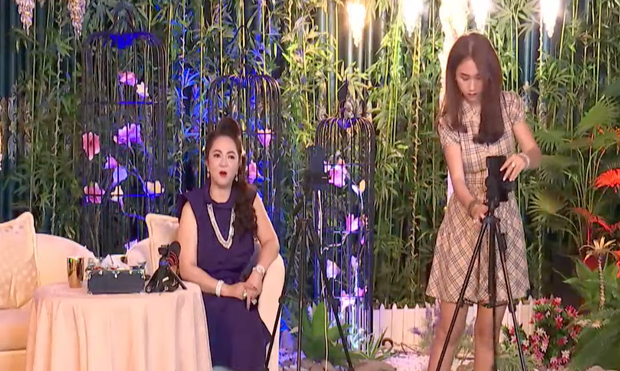 mới đây, một cô gái đẹp, trẻ trung bất ngờ xuất hiện ngay trong buổi chia sẻ của bà chủ khu du lịch Đại Nam vừa lên hình đã chiếm trọn spotlight.