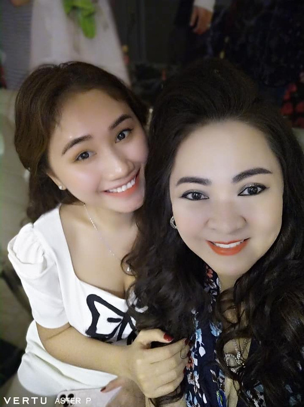 Hóa ra, gái xinh mới đây xuất hiện trong sóng livestream của bà Phương Hằng không phải ai xa lạ đó là Phương Thảo - cô con dâu thứ 2 của bà Phương Hằng.