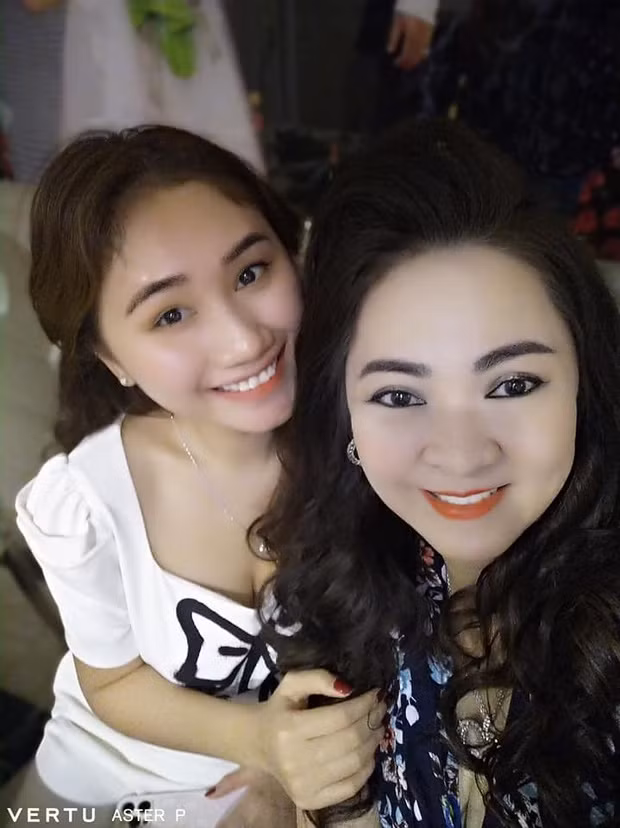 Hóa ra, gái xinh mới đây xuất hiện trong sóng livestream của bà Phương Hằng không phải ai xa lạ đó là Phương Thảo - cô con dâu thứ 2 của bà Phương Hằng.