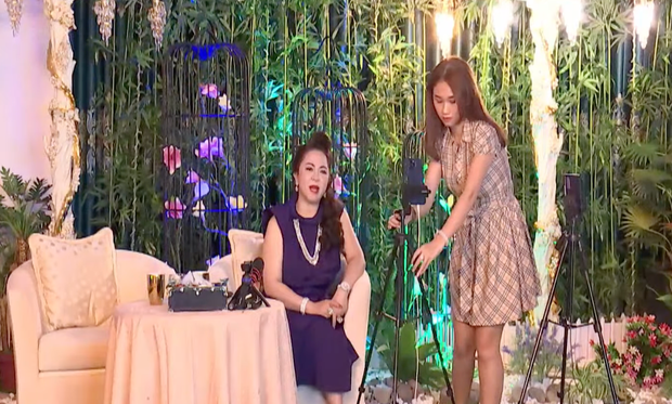 Sau đó, gái xinh còn ghé vào tai thì thầm điều gì đó, hoá ra là để báo cho bà Hằng chuyện sắp lên TikTok để... hát karaoke, cô cũng đã căn chỉnh góc sao cho đẹp rồi.