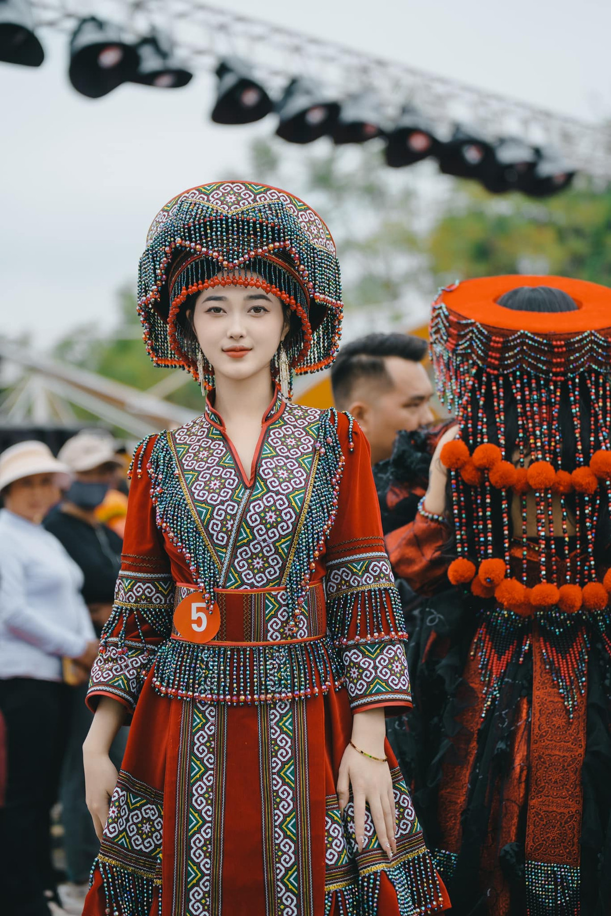 Thu nhập của thiếu nữ miền sơn cước này chủ yếu đến từ việc kinh doanh thêm mỹ phẩm, thi thoảng nhận lời làm người mẫu quảng cáo và tham gia hoạt động nghệ thuật.