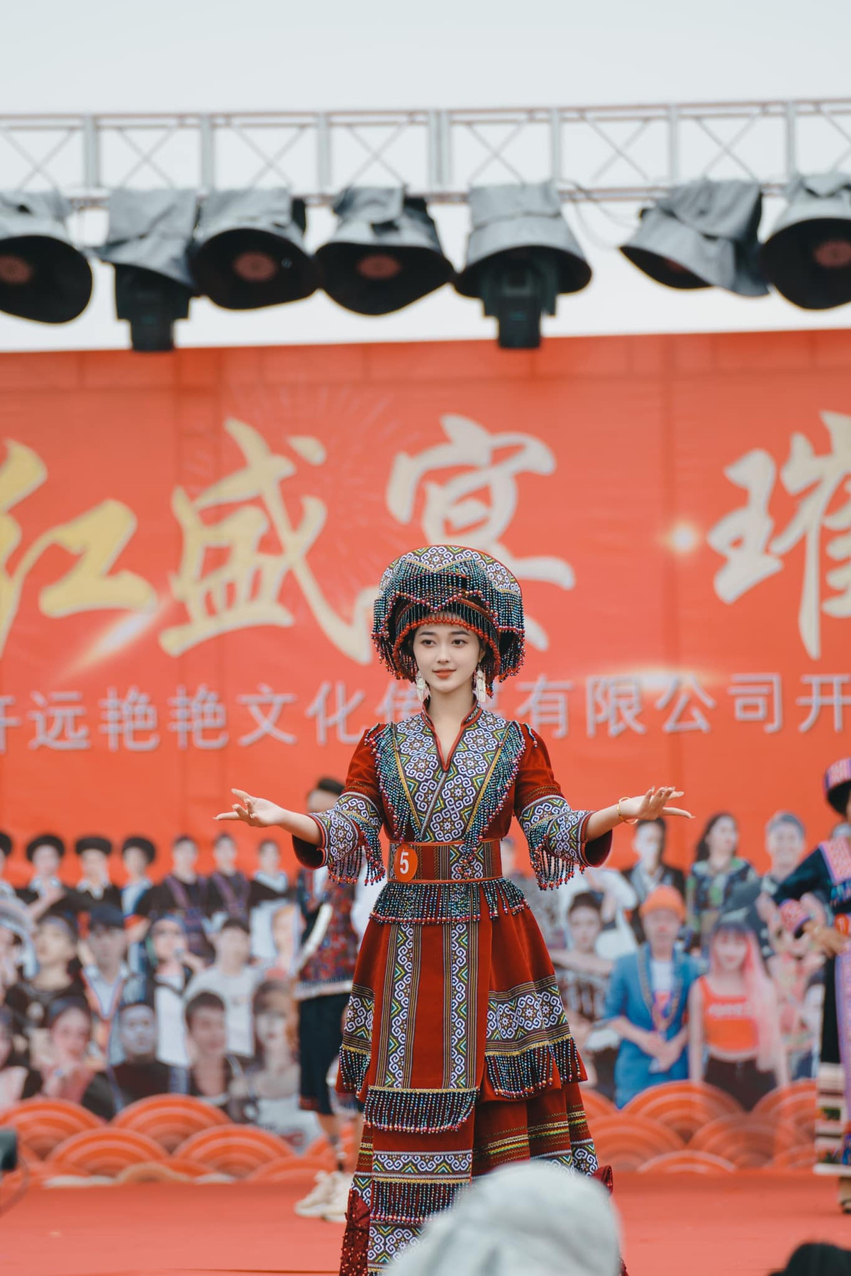 Mới đây trên trang cá nhân, Giàng Thị Váng chia sẻ những bức ảnh khi diện trang phục dân tộc tại 1 sự kiện giao lưu văn hóa giữa Việt Nam - Trung Quốc.