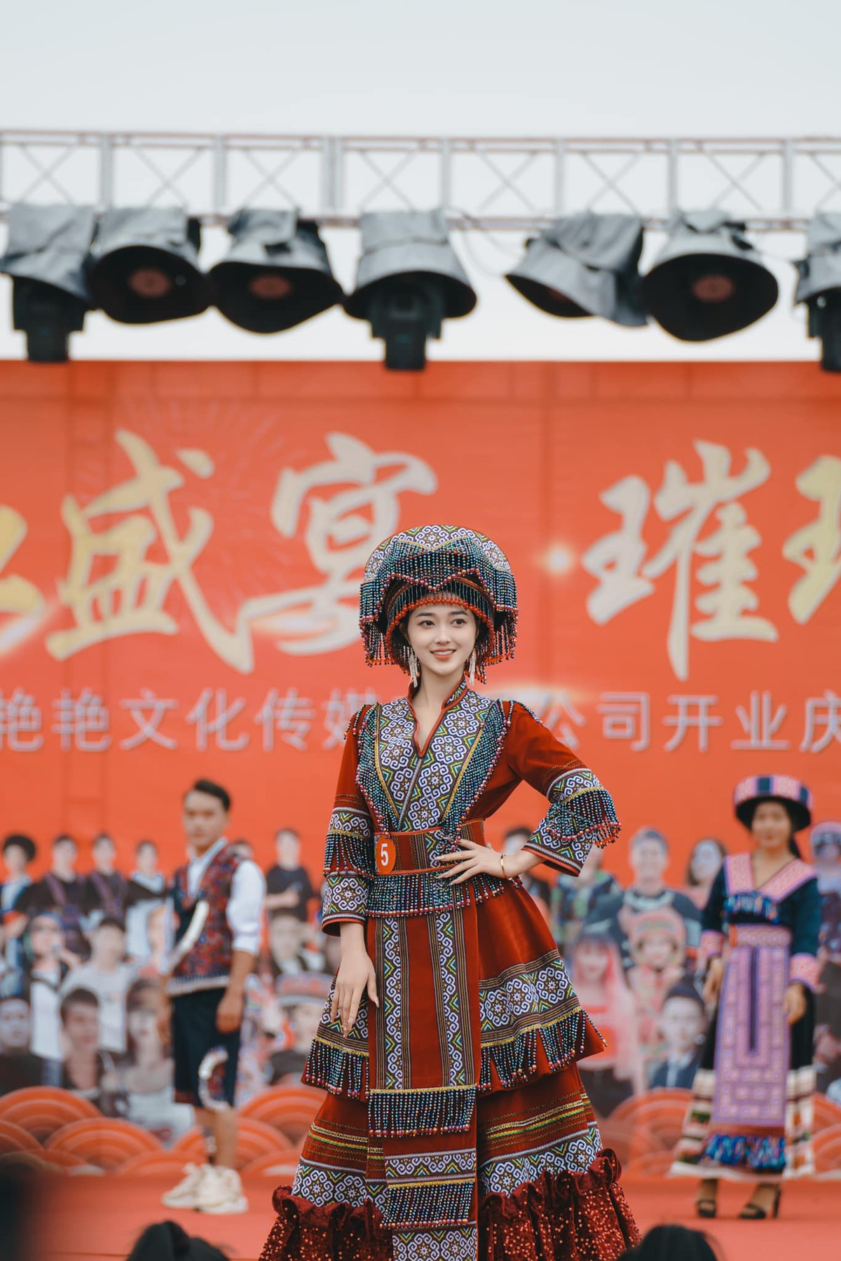 Xuất hiện trên sàn diễn của chương trình giao lưu văn hóa Việt Nam - Trung Quốc mới đây, Giàng Thị Váng diện trang phục dân tộc H’Mông.