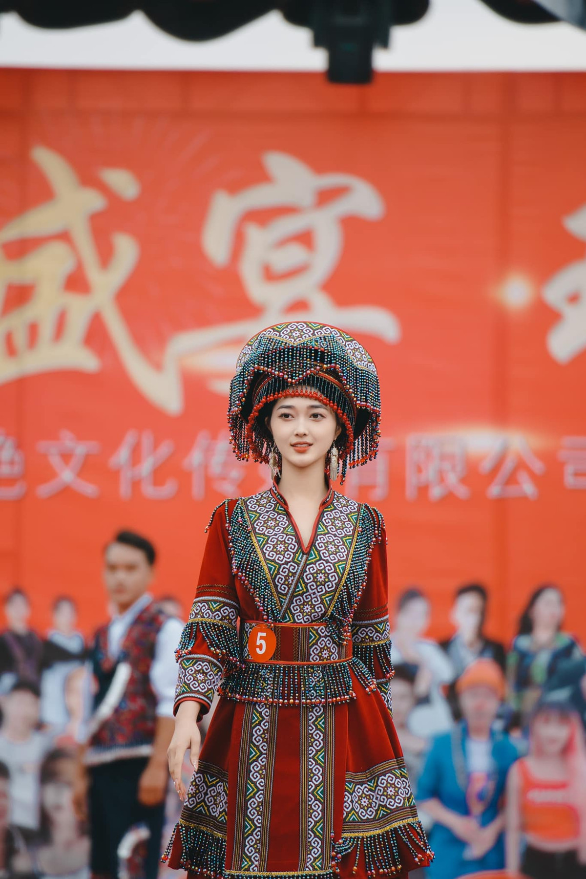 Giàng Thị Váng (sinh năm 2003), là người dân tộc H’Mông, quê ở Bắc Quang, Hà Giang. Hiện tại, hot girl này đang theo học chuyên ngành ngôn ngữ Trung Quốc.