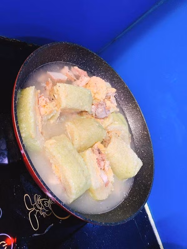 Thêm một lưu ý cho những người muốn thử trend nấu cháo bánh chưng đó là dùng thìa vừa khuấy, vừa dầm để bánh quện vào nước.