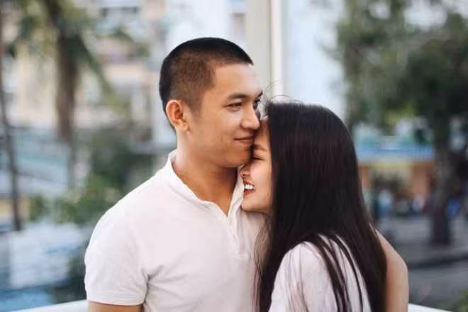 Còn với Phong Đạt, anh chàng vẫn luôn là chỗ dựa vững chắc để Linda Ngô dựa vào khi đối mặt với khó khăn.