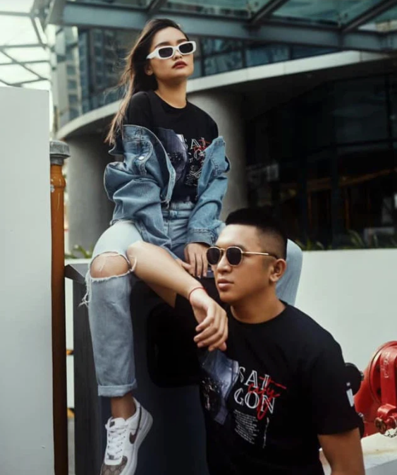 Linda 22 tuổi, Phong Đạt 28 tuổi, quen nhau khi cùng chơi chung với 1 nhóm bạn. Cả 2 đều sống tại Nga từ nhỏ, sau đó mới về nước, hiện cùng sinh sống và làm việc tại TP HCM.