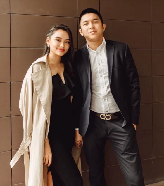 Trái ngược với những đoạn đối đáp hài hước, thậm chí tranh cãi như “chó với mèo” trên mạng xã hội, chủ kênh TikTok Linda Ngô và Phong Đạt ở ngoài đời lại đối xử với nhau rất đỗi dịu dàng. Chuyện tình của họ cũng ngập tràn màu sắc và lãng mạn, ngọt ngào.