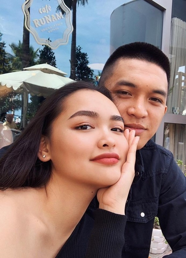 Trên nền tảng TikTok, cặp đôi Linda Ngô và Phong Đạt gây được dấu ấn nhờ những clip diễn như không diễn. Đa phần các clip của họ chỉ đề cập đến cuộc sống thường nhật của 2 người yêu nhau nhưng vẫn đủ để níu chân người xem và khiến họ trở nên nổi bật.