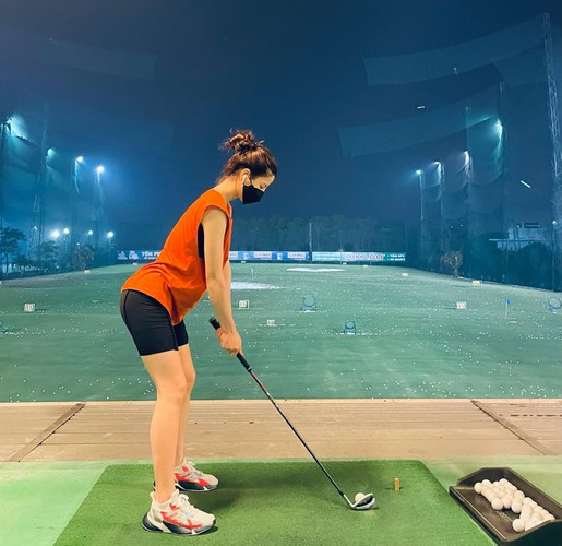 Ngoài ra, 9X cũng có sở thích chơi bộ môn thể thao nhà giàu là đánh golf nên nhiều người suy đoán gia thế của gái xinh cũng không phải dạng vừa.